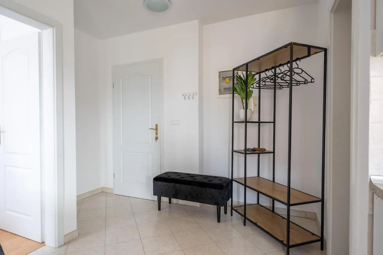 Charmante Wohnung Fusslaeufig Zum Meer In Funtana Croatia