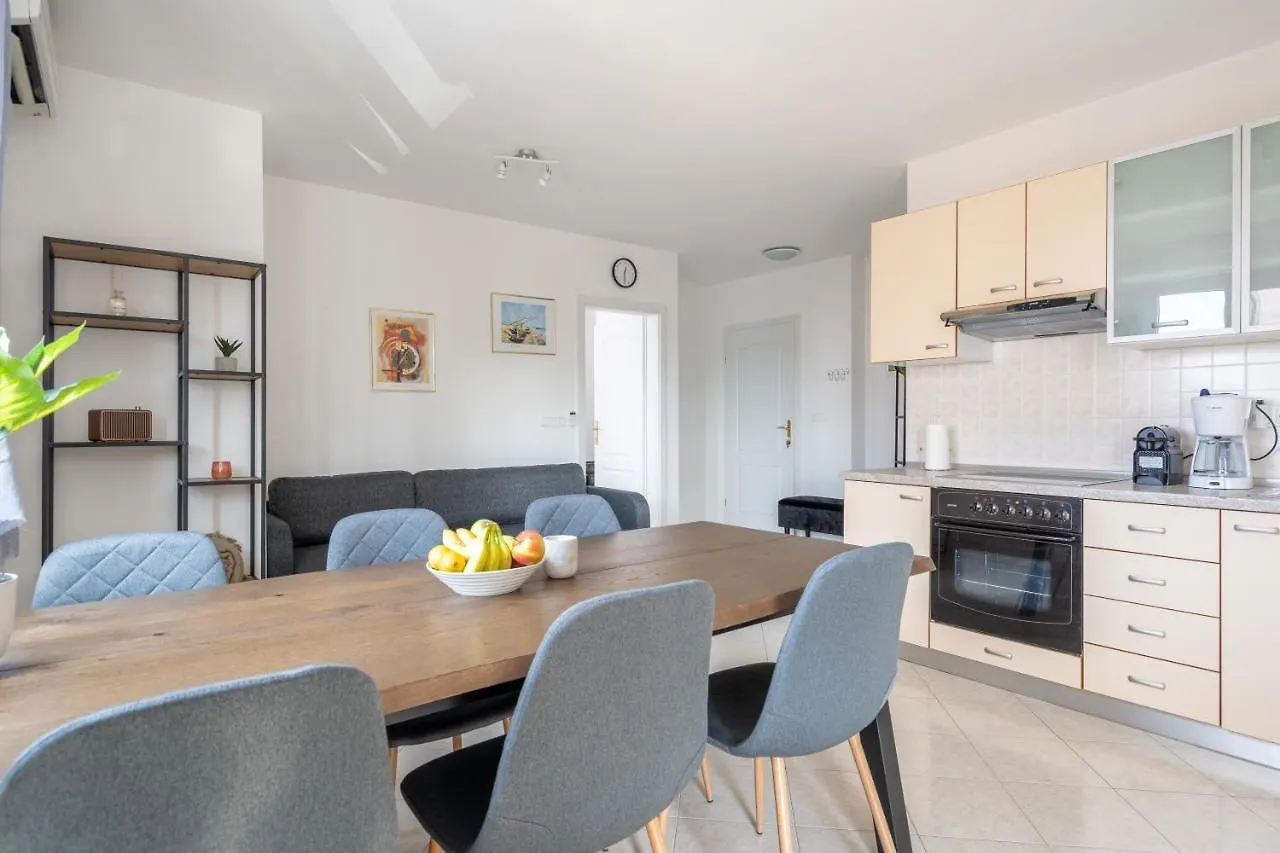 Charmante Wohnung Fusslaeufig Zum Meer In Funtana 0*,  Croatia