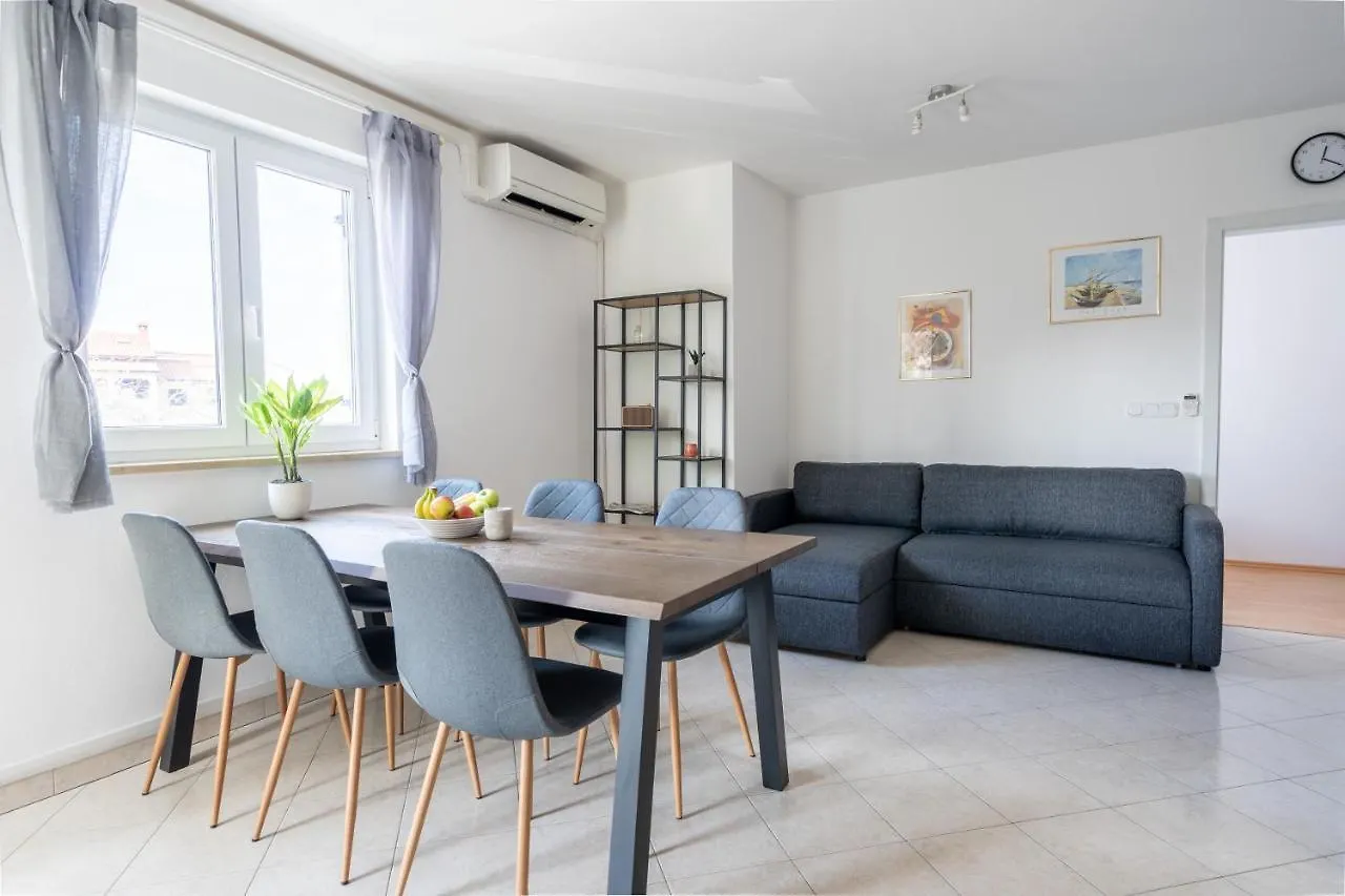 Charmante Wohnung Fusslaeufig Zum Meer In Funtana