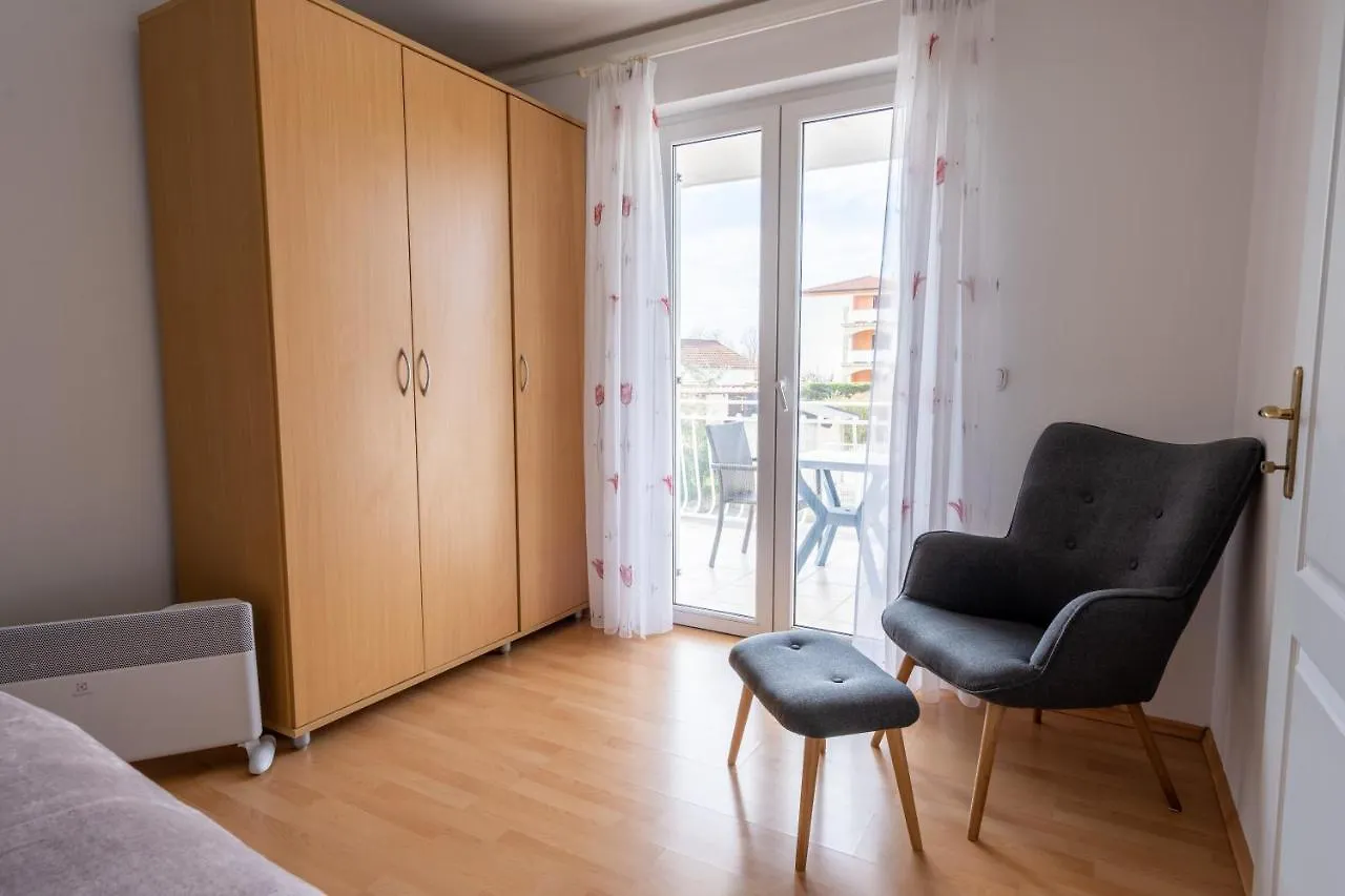 Apartment Charmante Wohnung Fusslaeufig Zum Meer In Funtana Croatia