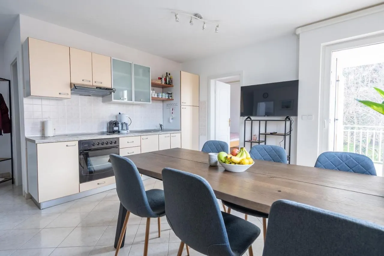 Charmante Wohnung Fusslaeufig Zum Meer In Funtana 0*,